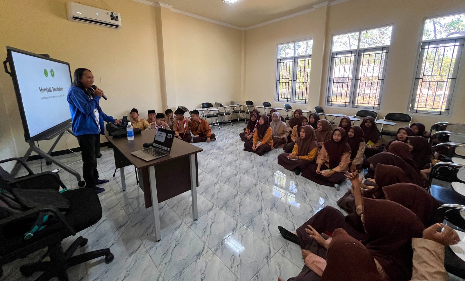 Dosen STIEKIA Berikan Kuliah Umum DKV dan Produksi Film di SMK Pemuda Taruna Bojonegoro