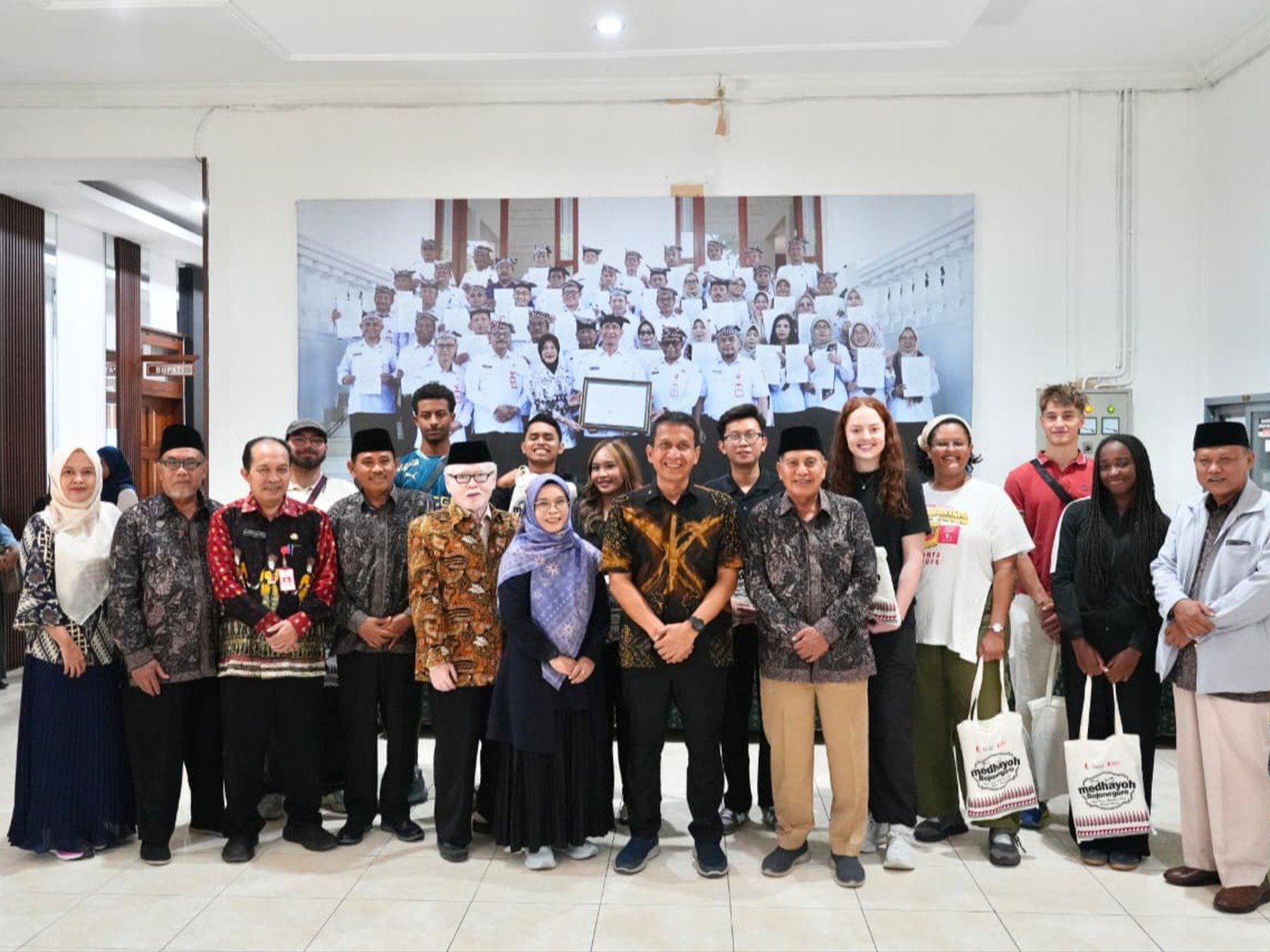 STIEKIA Bawa 10 Mahasiswa Internasional Temui Bupati Bojonegoro dalam Cultural Camp Batch 3
