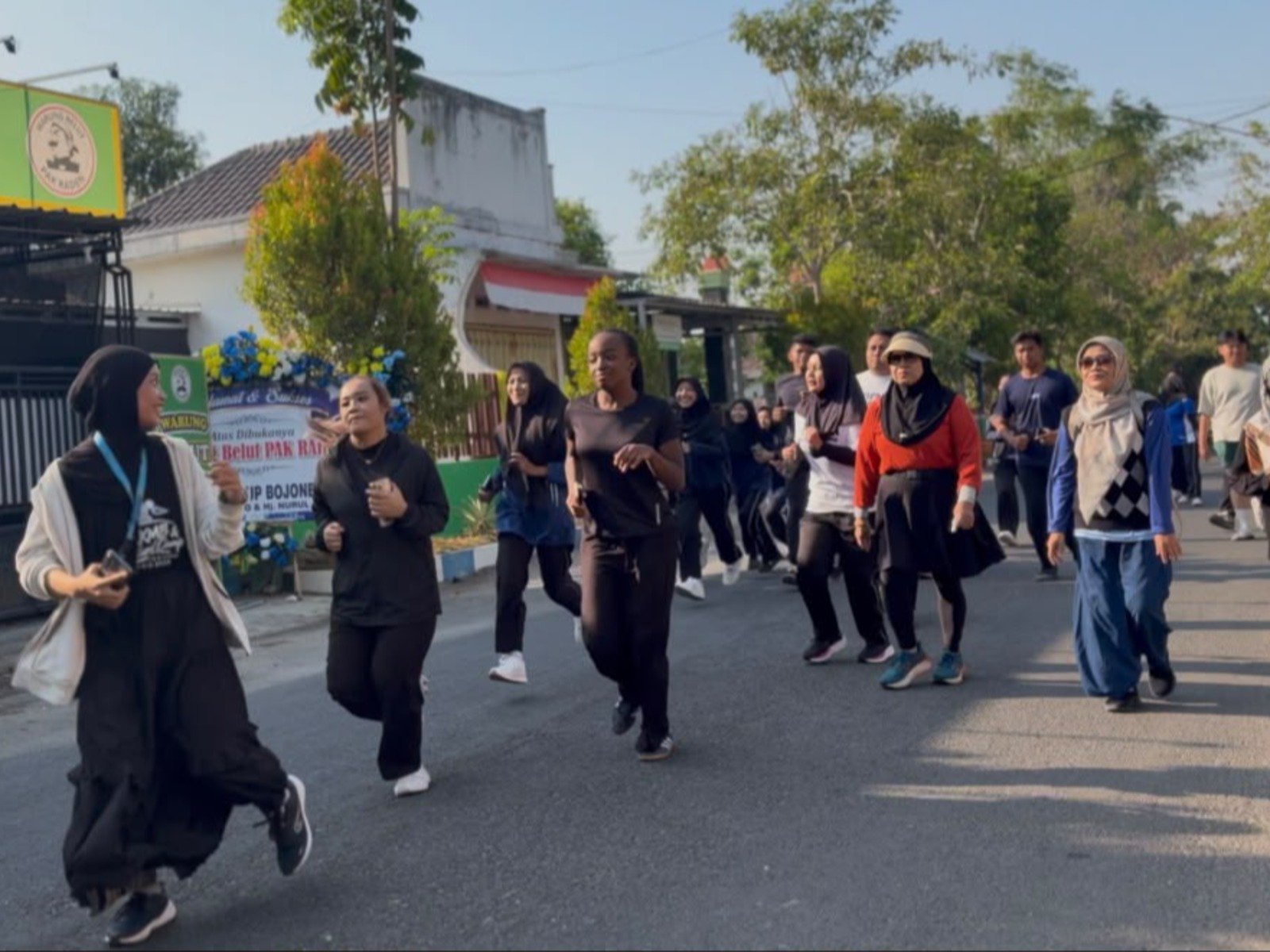Semarak Cultural Camp STIEKIA Day 3, Mahasiswa Internasional Berbaur dalam Olahraga dan Budaya Lokal
