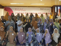 Dosen STIEKIA memberikan pelatihan literasi keuangan keluarga pada angota Aisyiyah Muhammadiyah Bojonegoro