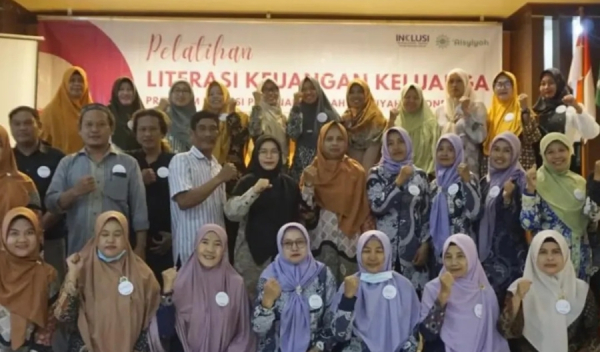 Dosen STIEKIA memberikan pelatihan literasi keuangan keluarga pada angota Aisyiyah Muhammadiyah Bojonegoro